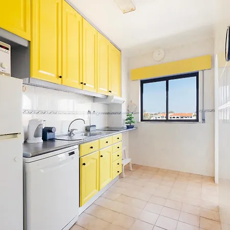 Spacious And Central, 6 Min Walk To Apartment