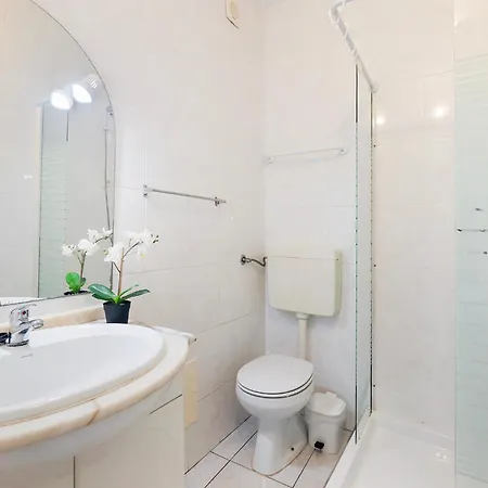 Spacious And Central, 6 Min Walk To Apartment