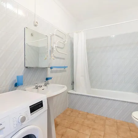 Apartment Spacious And Central, 6 Min Walk To Albufeira