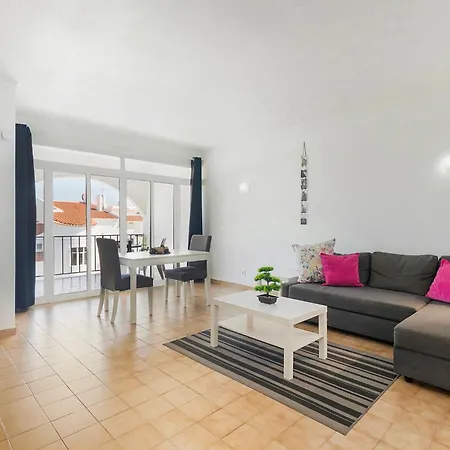 Spacious And Central, 6 Min Walk To Apartment