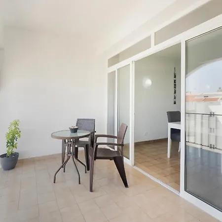 Spacious And Central, 6 Min Walk To Apartment