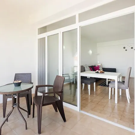 Spacious And Central, 6 Min Walk To Албуфейра