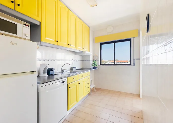 Spacious And Central, 6 Min Walk To Apartment