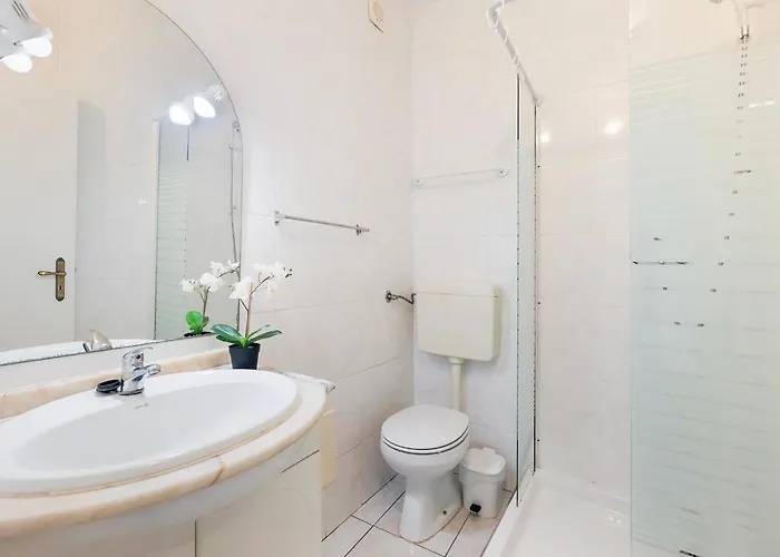 Spacious And Central, 6 Min Walk To Apartment