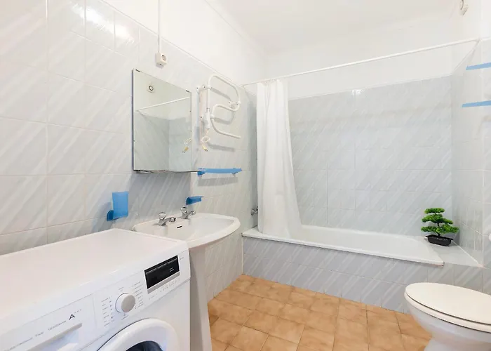 Apartment Spacious And Central, 6 Min Walk To Albufeira