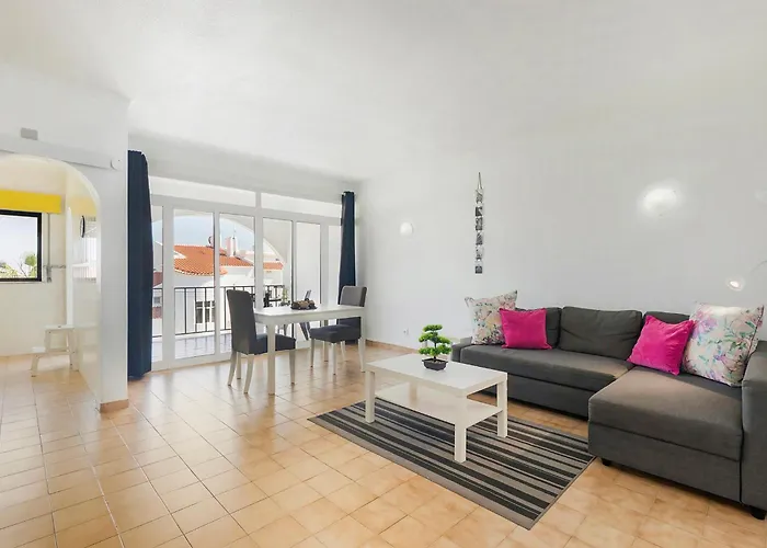 Spacious And Central, 6 Min Walk To Apartment