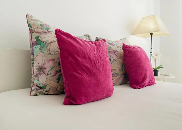 Spacious And Central, 6 Min Walk To Albufeira