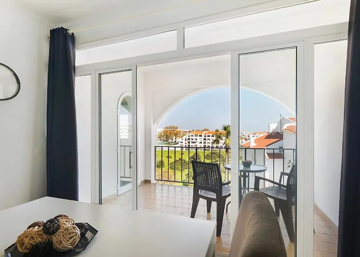 Apartment Spacious And Central, 6 Min Walk To