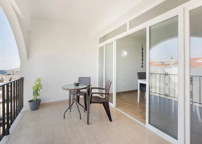 Spacious And Central, 6 Min Walk To Apartment