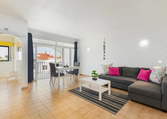 Spacious And Central, 6 Min Walk To *