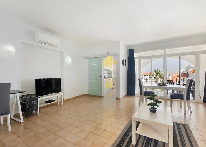 Spacious And Central, 6 Min Walk To Apartment *