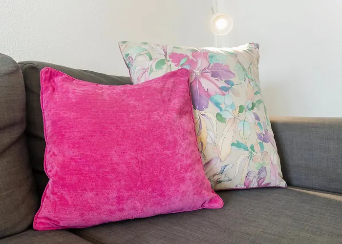 Spacious And Central, 6 Min Walk To Apartment *