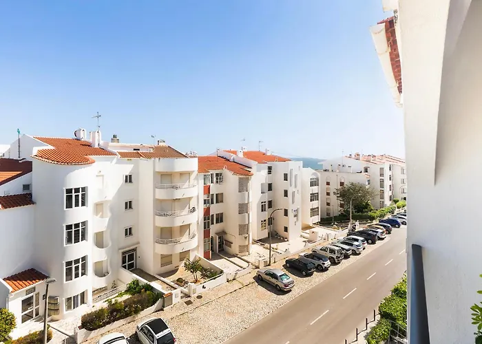 Spacious And Central, 6 Min Walk To *