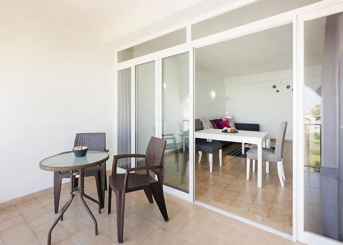 Spacious And Central, 6 Min Walk To Albufeira