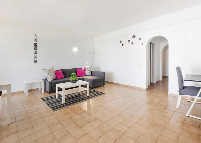 Spacious And Central, 6 Min Walk To *