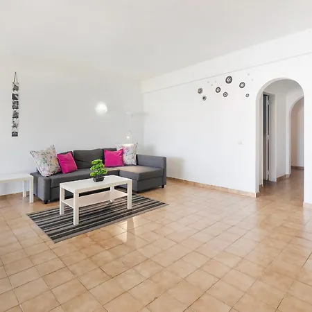 Spacious And Central, 6 Min Walk To *